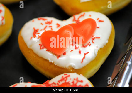 Herzförmige Donuts zu verkaufen Stockfoto