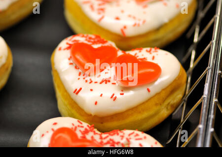 Herzförmige Donuts zu verkaufen Stockfoto