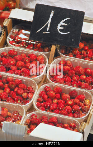 Erdbeeren auf La Boqueria Markt, Barcelona. Katalonien, Spanien Stockfoto