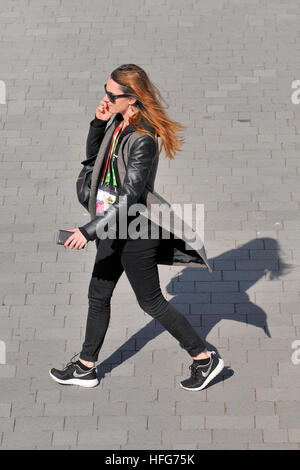 Frau am Handy, Europa Platz, Fira de Barcelona. Mobile World Congress, Barcelona, Katalonien, Spanien Stockfoto