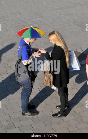 Mann und Frau auf der Suche nach einem Handy, Europa Platz, Fira de Barcelona. Mobile World Congress, Barcelona, Katalonien, Spanien Stockfoto