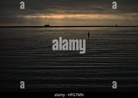 Stimmungsvollen Blick über Plymouth Sound mit der Mole am Horizont Stockfoto