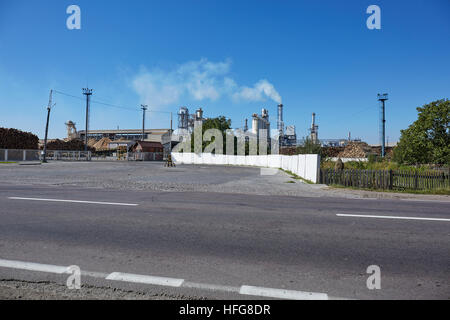 Holzfabrik mit rauchenden Schornsteinen. Stockfoto