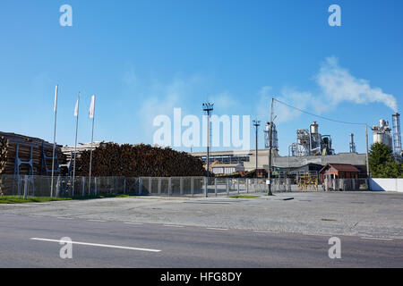 Holzfabrik mit rauchenden Schornsteinen. Stockfoto