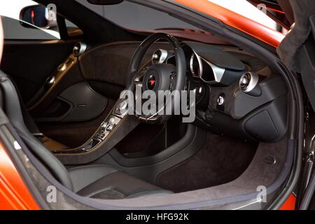 McLaren MP412C orange innen britische Supersportwagen Hypercar Sportwagen fahren schwarz Stockfoto