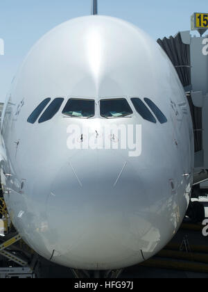 Singapore Airlines Airbus A380 weiße Flugzeug Flugzeug moderne Flug Aviation terminal Stockfoto