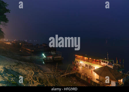 Guwahati: Restaurant Boote auf dem Fluss Brahmaputra, Assam, Indien Stockfoto