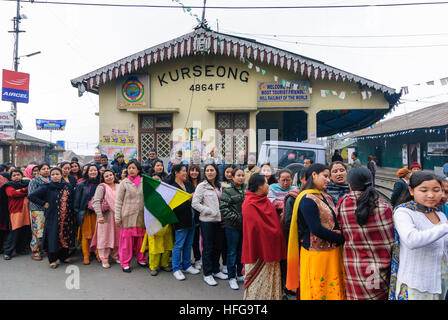 Kurseong: Demonstration für einen eigenen Staat Gorkhaland am Kursong Bahnhof der Darjeeling Himalayan Railway, West-Bengalen, Westbengalen, Indien Stockfoto