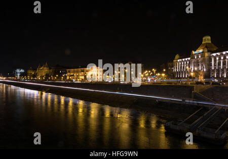 Nachtansicht der beleuchteten Budaer Ufer der Donau und Hotel Gellert Budapest, Ungarn Stockfoto