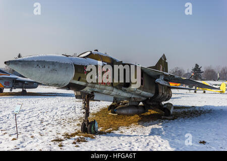 Mikojan-Gurewitsch MiG-23 (NATO-Codename: "Flogger") im polnischen Air Museum. Stockfoto