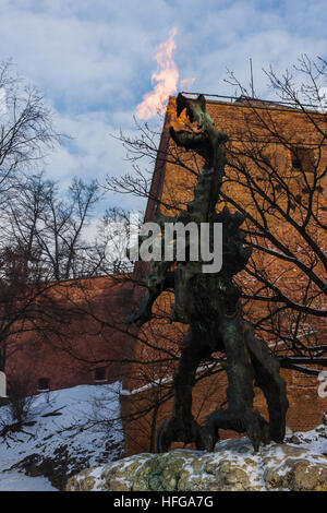 Einem Feuer speienden Drachen Skulptur vor Schlossberg Wawel, Krakau Stockfoto