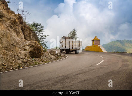 LKW fährt durch eine Himalaya-Berg-Straße von Lachung nach Chungthang Sikkim, Indien Stockfoto