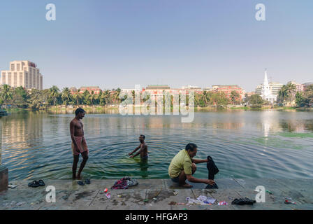 Kolkata (Calcutta, Kalkutta): BBD Bagh (Dalhousie Square) mit Wasserbecken und Writers' Building (mit Fahne), West-Bengalen, Westbengalen, Indien Stockfoto