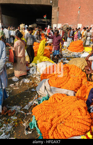 Kolkata (Calcutta, Kalkutta): Blumenmarkt am Rabindra Setu (Rabindra Brücke, früher: Haora-Brücke, Howrah Bridge), West-Bengalen, Westbengalen, Stockfoto