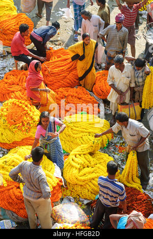 Kolkata (Calcutta, Kalkutta): Blumenmarkt am Rabindra Setu (Rabindra Brücke, früher: Haora-Brücke, Howrah Bridge), West-Bengalen, Westbengalen, Stockfoto