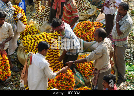 Kolkata (Calcutta, Kalkutta): Blumenmarkt am Rabindra Setu (Rabindra Brücke, früher: Haora-Brücke, Howrah Bridge), West-Bengalen, Westbengalen, Stockfoto