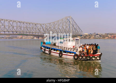 Kolkata (Calcutta, Kalkutta): Rabindra Setu (Rabindra Brücke, früher: Haora-Brücke, Howrah Brücke) über den Hooghly mit Fähre, West-Bengalen, Stockfoto