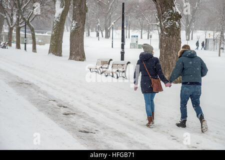 Montreal, CA - 12. Dezember 2016: Schneesturm in Montreal. Paare, die in Jeanne Mance Park. Stockfoto