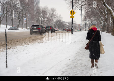 Montreal, CA - 12. Dezember 2016: Schneesturm in Montreal. Fußgänger auf der Park Avenue. Stockfoto