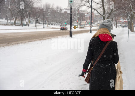 Montreal, CA - 12. Dezember 2016: Schneesturm in Montreal. Fußgänger auf der Park Avenue. Stockfoto