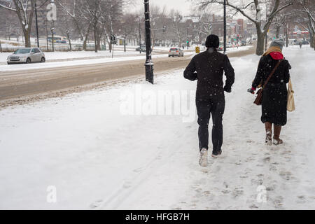 Montreal, CA - 12. Dezember 2016: Schneesturm in Montreal. Fußgänger und Jogger an der Park Avenue. Stockfoto