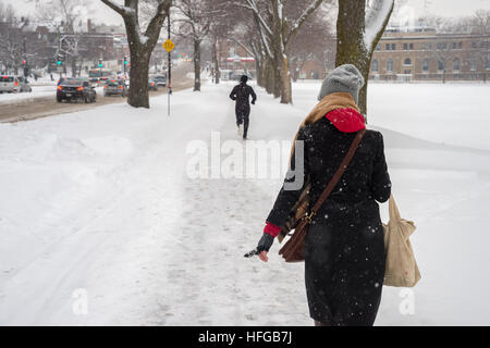 Montreal, CA - 12. Dezember 2016: Schneesturm in Montreal. Fußgänger auf der Park Avenue. Stockfoto