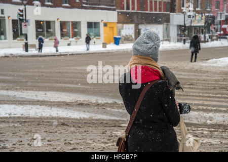 Montreal, CA - 12. Dezember 2016: Schneesturm in Montreal. Fußgänger auf der Park Avenue. Stockfoto