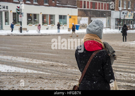 Montreal, CA - 12. Dezember 2016: Schneesturm in Montreal. Fußgänger auf der Park Avenue. Stockfoto