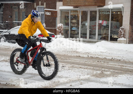 Montreal, CA, 12. Dezember 2016. Mann Reiten Fahrrad in Plateau Nachbarschaft während Schneesturm Stockfoto