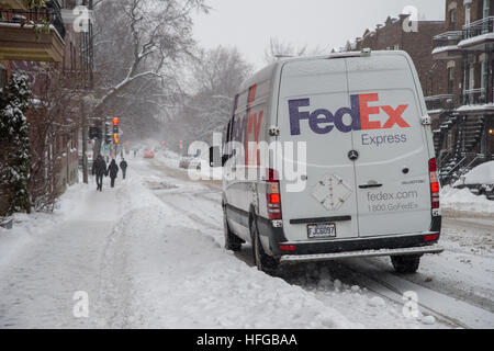 Montreal, CA - 12. Dezember 2016: A FedEx LKW ist während Schneesturm auf Laurier Straße geparkt. Stockfoto