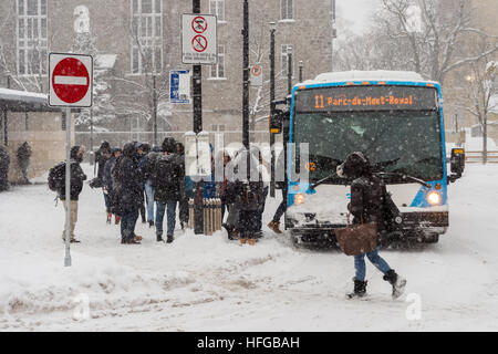 Montreal, CA - 12. Dezember 2016: Pendler einsteigen in eine STM-bus während Schneesturm. Stockfoto