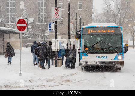 Montreal, CA - 12. Dezember 2016: Pendler einsteigen in eine STM-bus während Schneesturm. Stockfoto