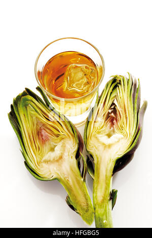 Artischocken (Cynara Scolymus) und ein Glas Likör Artischocke Stockfoto