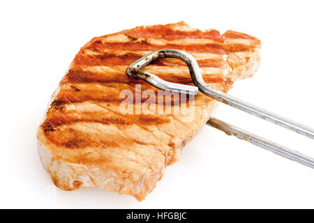 Grill Zange halten gegrilltes Schweinekotelett, Grill Marken Stockfoto