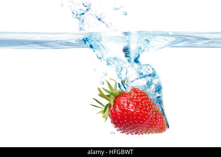Erdbeere getaucht ins Wasser (Splash) Stockfoto