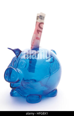 10-Euro-Schein in ein blaues Sparschwein gestopft Stockfoto