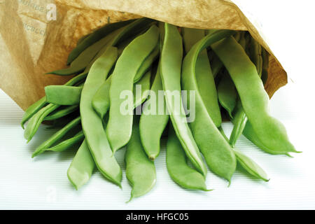 Grüne Bohnen in einer braunen Papiertüte Stockfoto