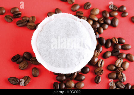 Frischen Kaffee Pod (auch Pad) und Kaffeebohnen Stockfoto