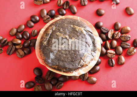 Gebrauchten Kaffeepad (auch Pad) und Kaffeebohnen Stockfoto