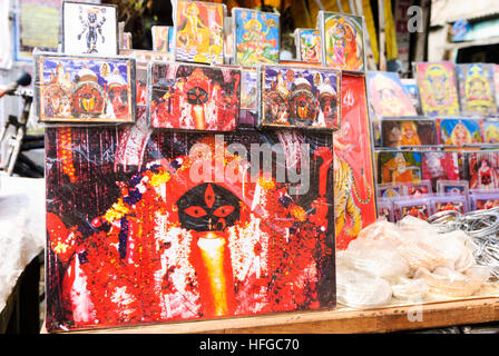 Kolkata (Calcutta, Kalkutta): Bilder von der drei-eyed Göttin Kali, dargestellt in der hinduistischen Kali Tempel Kalighat, West-Bengalen, Westbengalen, Indien Stockfoto