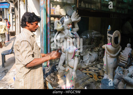 Kolkata (Calcutta, Kalkutta): Steinmetz wäscht Gott Statue, West-Bengalen, Westbengalen, Indien Stockfoto
