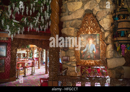 Das großzügige Madonna Inn Motel berühmt rosa Dekor und Marmor Urinal in San Luis Obispo neben Route 101 in Kalifornien. Stockfoto