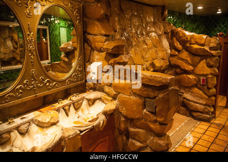 Das großzügige Madonna Inn Motel berühmt rosa Dekor und Marmor Urinal in San Luis Obispo neben Route 101 in Kalifornien. Stockfoto