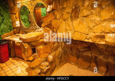 Das großzügige Madonna Inn Motel berühmt rosa Dekor und Marmor Urinal in San Luis Obispo neben Route 101 in Kalifornien. Stockfoto