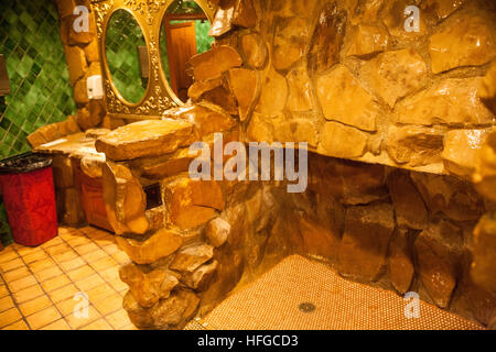 Das großzügige Madonna Inn Motel berühmt rosa Dekor und Marmor Urinal in San Luis Obispo neben Route 101 in Kalifornien. Stockfoto