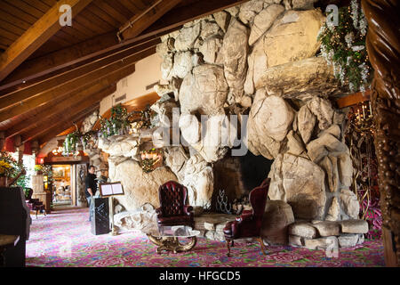 Das großzügige Madonna Inn Motel berühmt rosa Dekor und Marmor Urinal in San Luis Obispo neben Route 101 in Kalifornien. Stockfoto