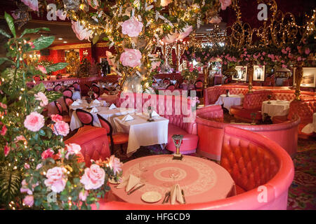 Das großzügige Madonna Inn Motel berühmt rosa Dekor und Marmor Urinal in San Luis Obispo neben Route 101 in Kalifornien. Stockfoto