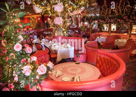 Das großzügige Madonna Inn Motel berühmt rosa Dekor und Marmor Urinal in San Luis Obispo neben Route 101 in Kalifornien. Stockfoto