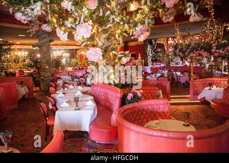 Das großzügige Madonna Inn Motel berühmt rosa Dekor und Marmor Urinal in San Luis Obispo neben Route 101 in Kalifornien. Stockfoto