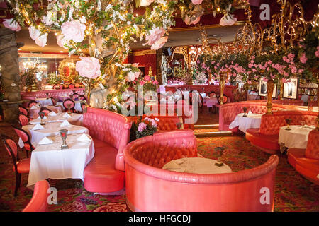 Das großzügige Madonna Inn Motel berühmt rosa Dekor und Marmor Urinal in San Luis Obispo neben Route 101 in Kalifornien. Stockfoto